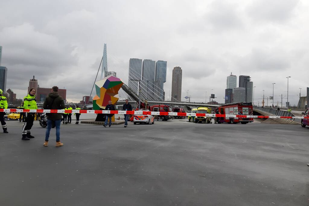 Persoon uit auto te water gehaald en overleden