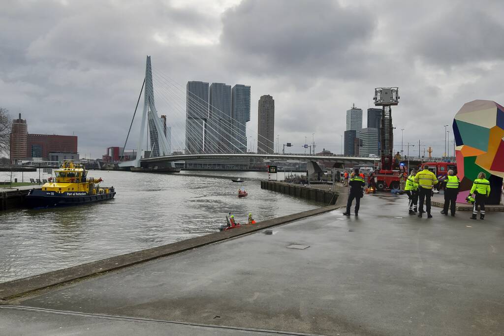 Persoon uit auto te water gehaald en overleden