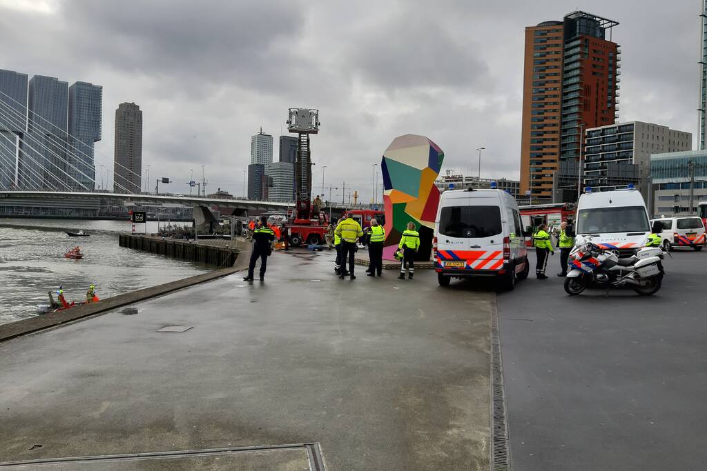 Persoon uit auto te water gehaald en overleden