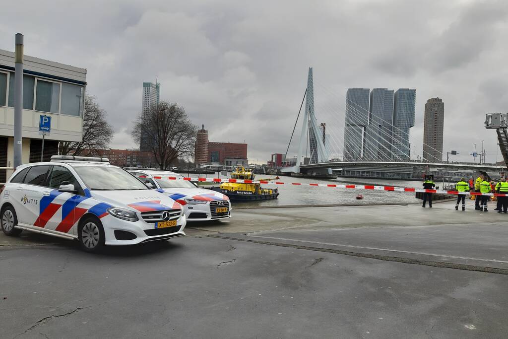 Persoon uit auto te water gehaald en overleden