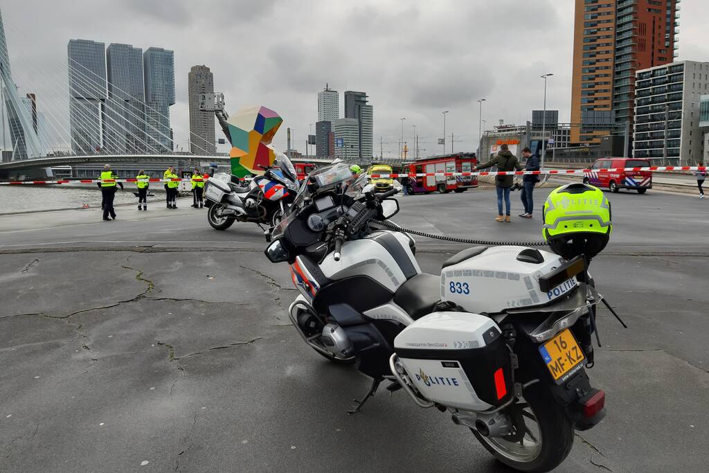 Persoon uit auto te water gehaald en overleden