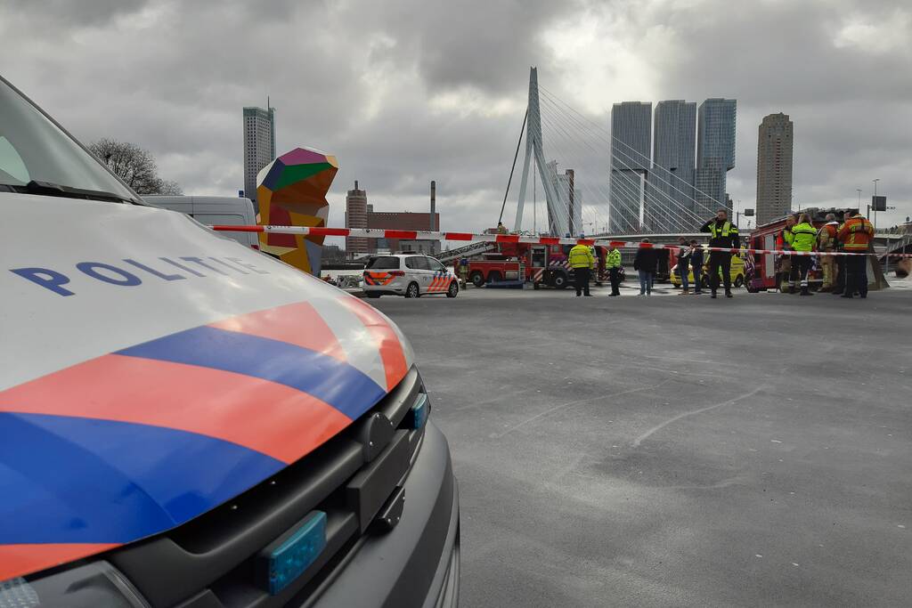 Persoon uit auto te water gehaald en overleden