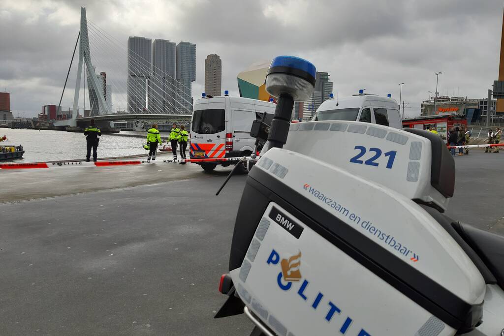 Persoon uit auto te water gehaald en overleden