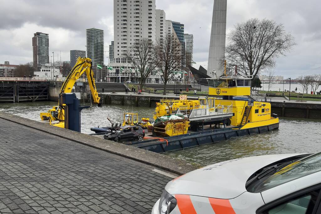Persoon uit auto te water gehaald en overleden