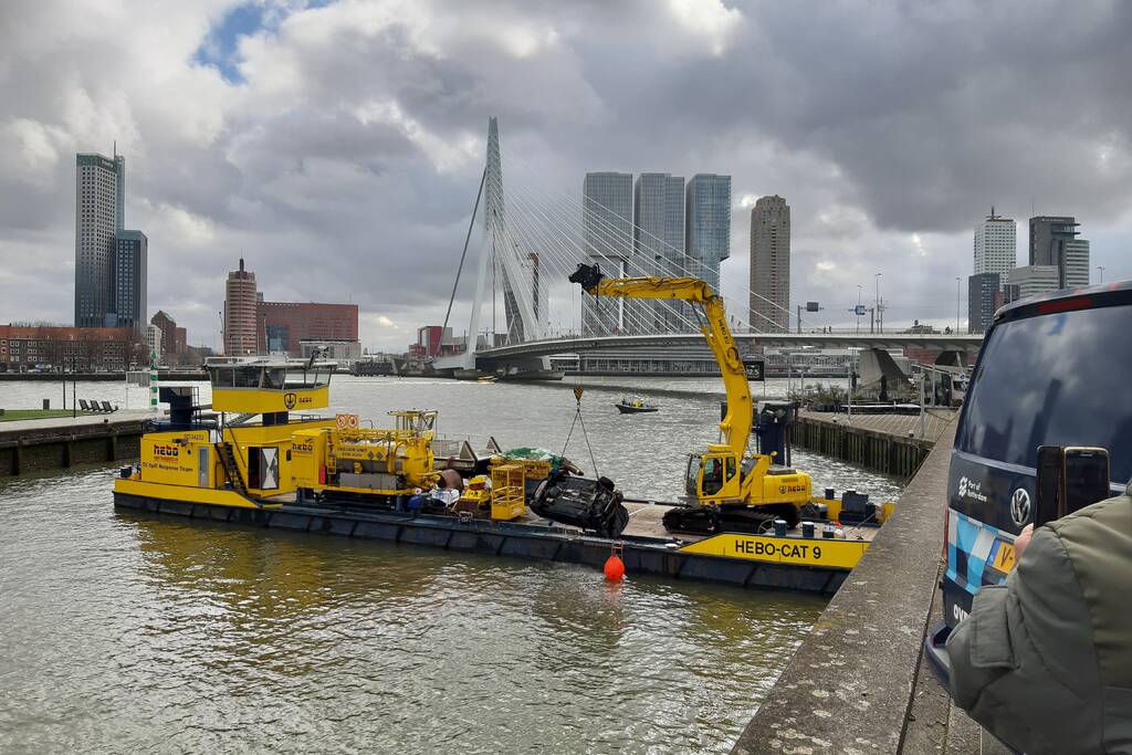 Persoon uit auto te water gehaald en overleden