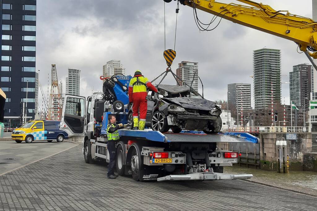 Persoon uit auto te water gehaald en overleden