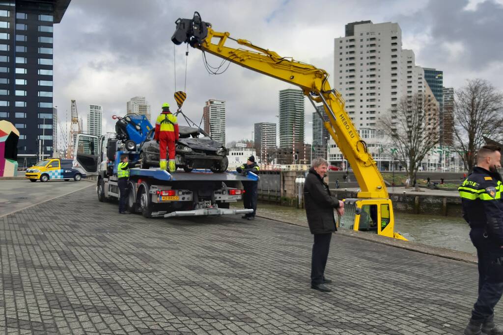 Persoon uit auto te water gehaald en overleden