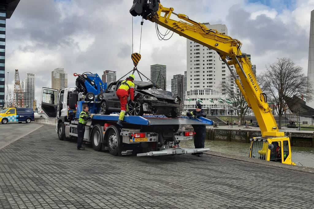 Persoon uit auto te water gehaald en overleden
