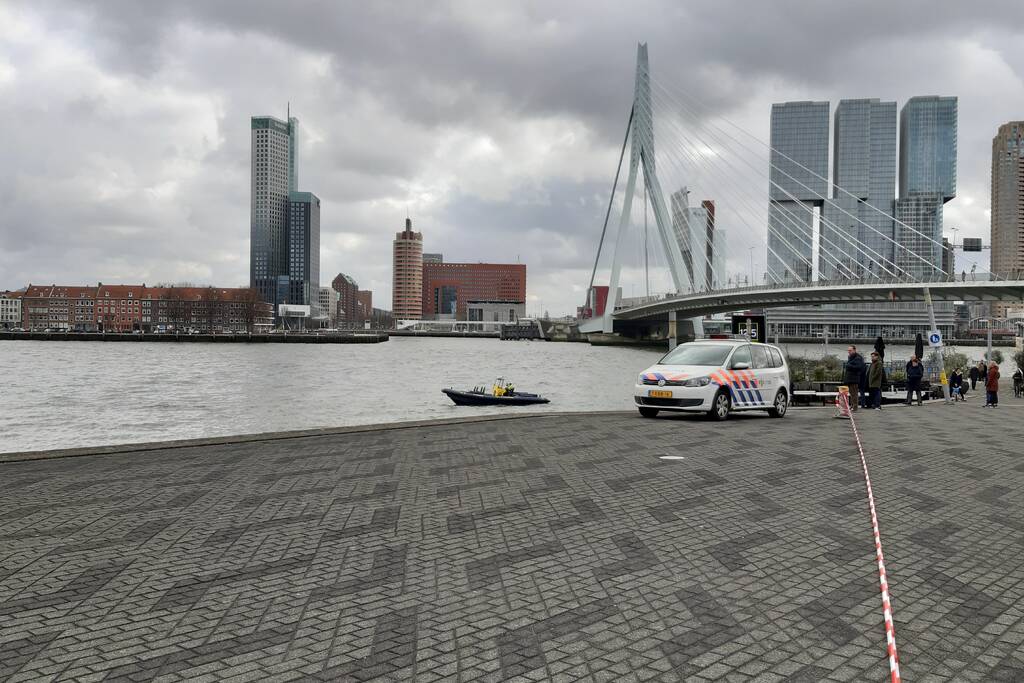 Persoon uit auto te water gehaald en overleden