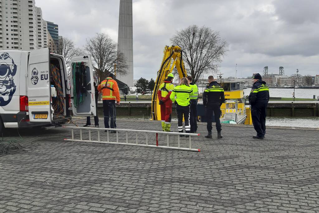 Persoon uit auto te water gehaald en overleden