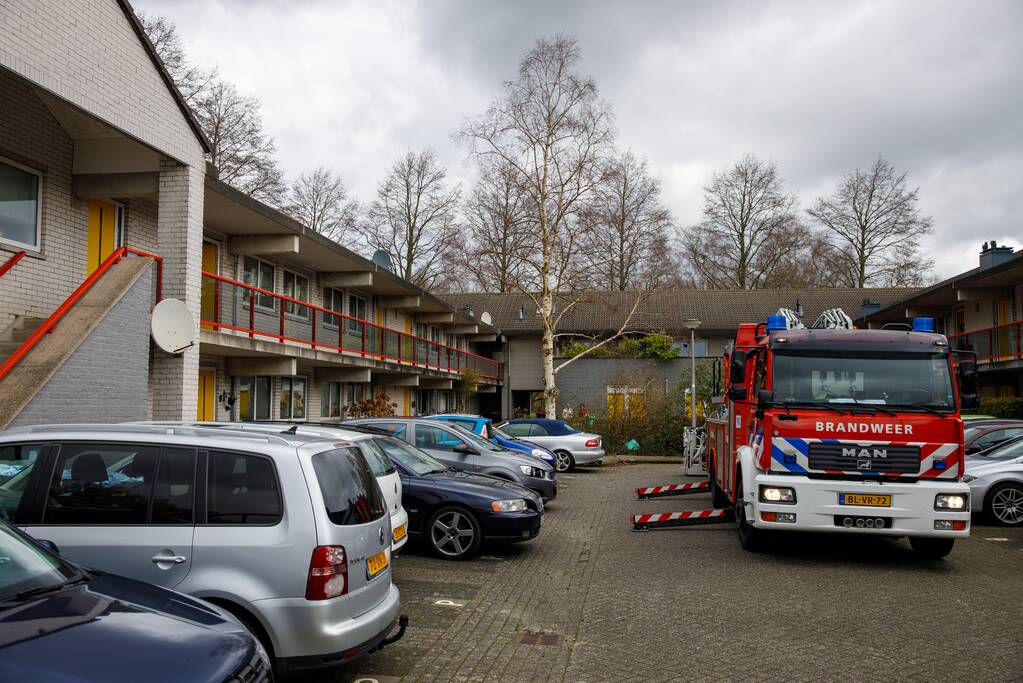 Hulpdiensten halen man uit woning en slaat op de vlucht
