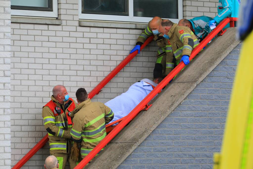 Hulpdiensten halen man uit woning en slaat op de vlucht