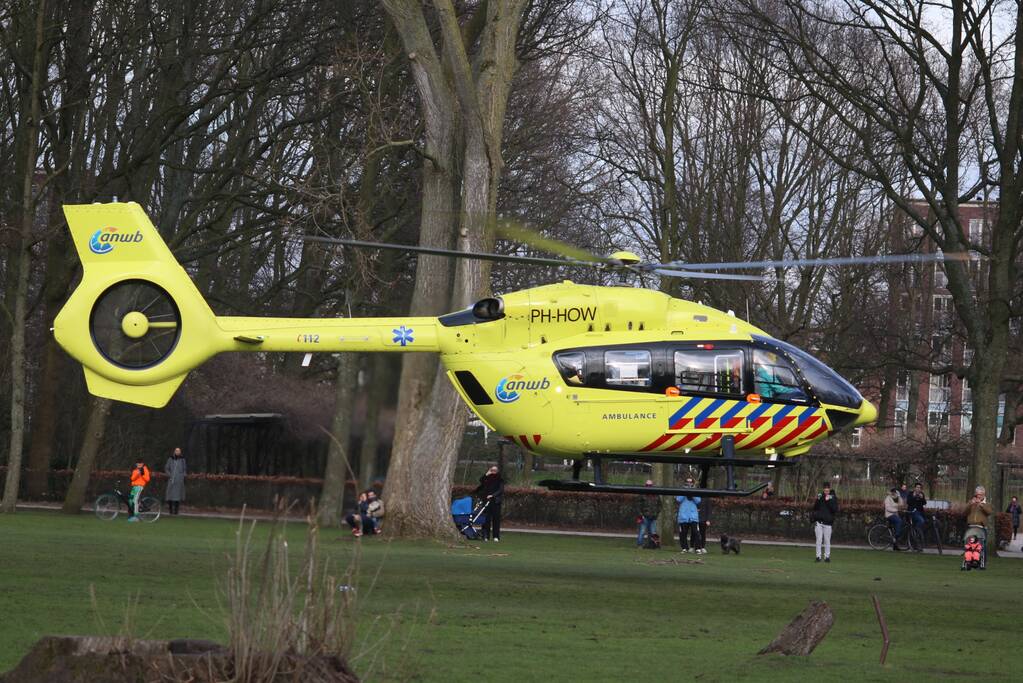 Traumahelikopter haalt coronapatiënt op