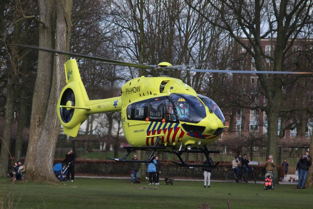 Traumahelikopter haalt coronapatiënt op
