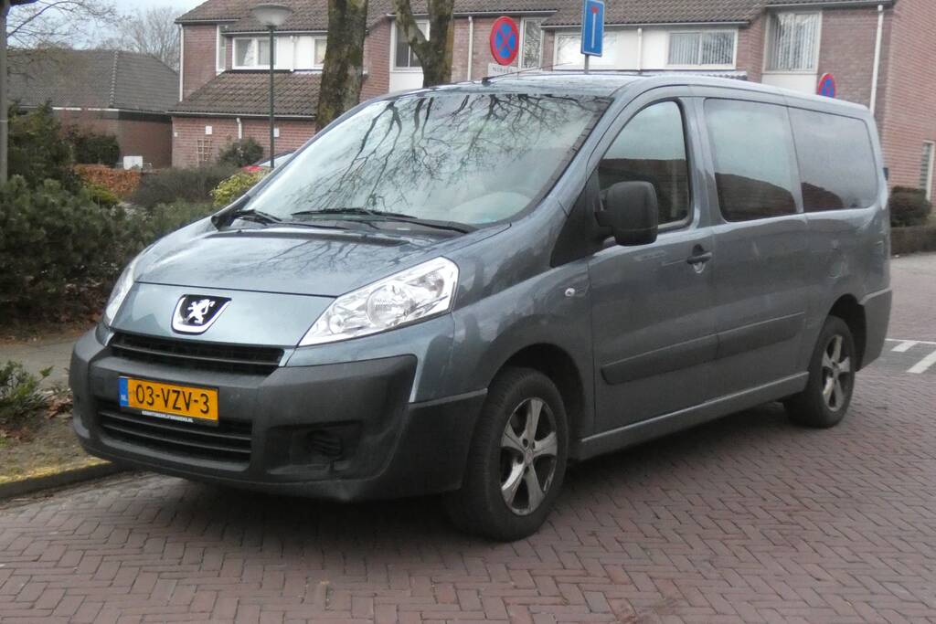 Schade bij botsing tussen bestelbussen