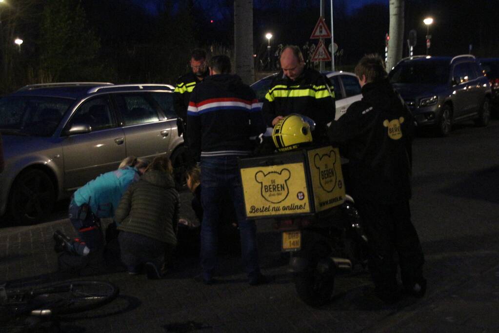 Maaltijdbezorger en fietser in botsing