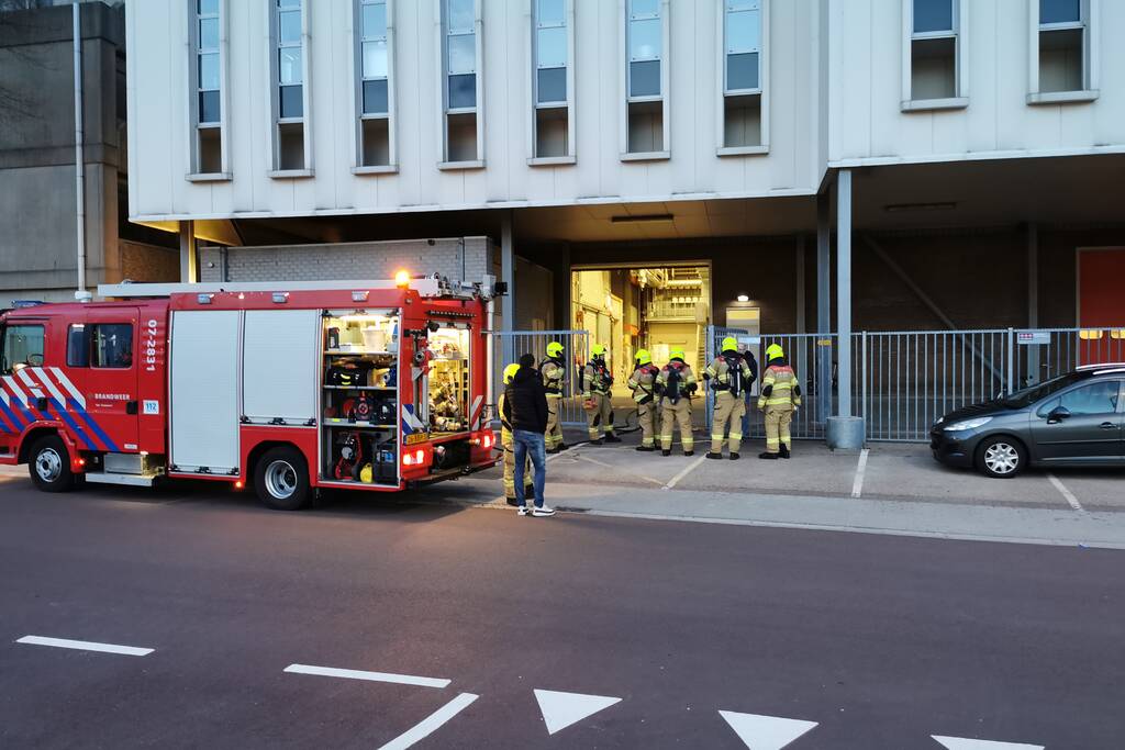 Brandweer verricht metingen na ammoniaklek in Riedel BV