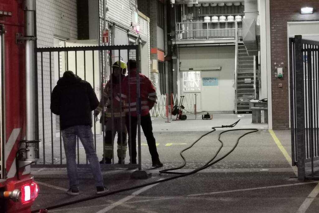 Brandweer verricht metingen na ammoniaklek in Riedel BV