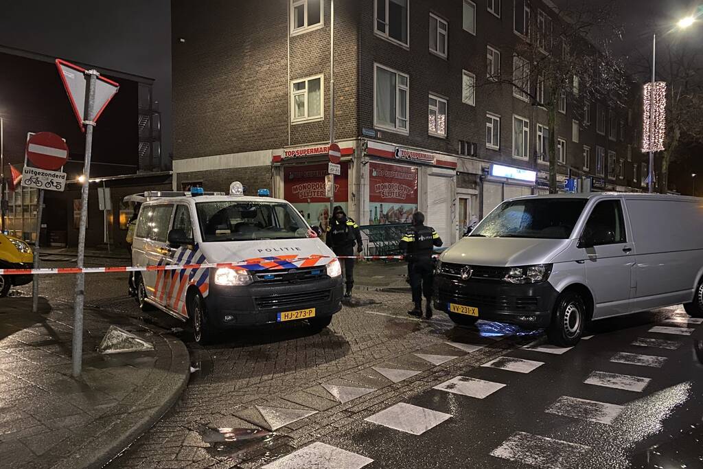 Meerdere kogelinslagen bij slijterij