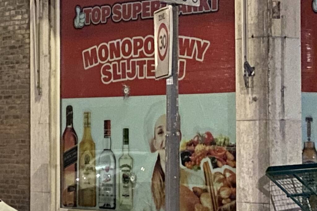 Meerdere kogelinslagen bij slijterij