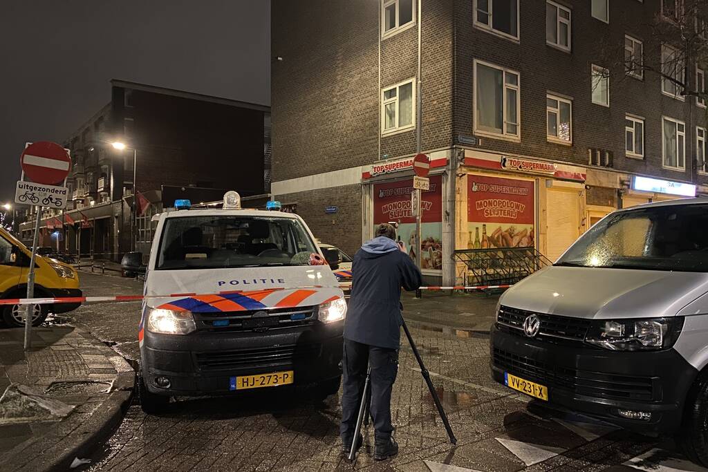 Meerdere kogelinslagen bij slijterij