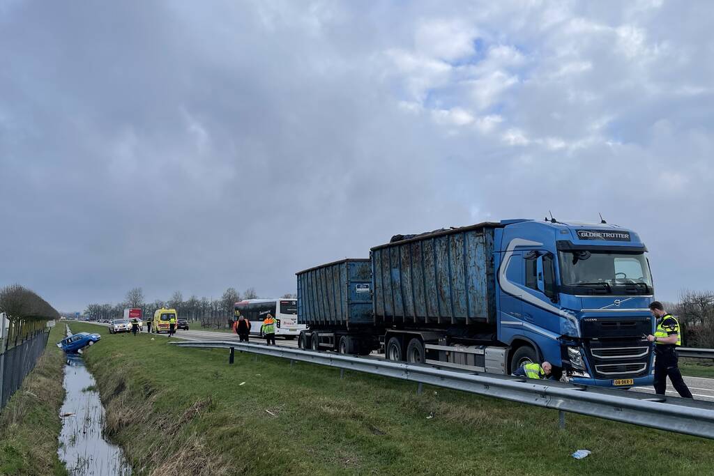 Auto belandt in de sloot na botsing met vrachtwagen