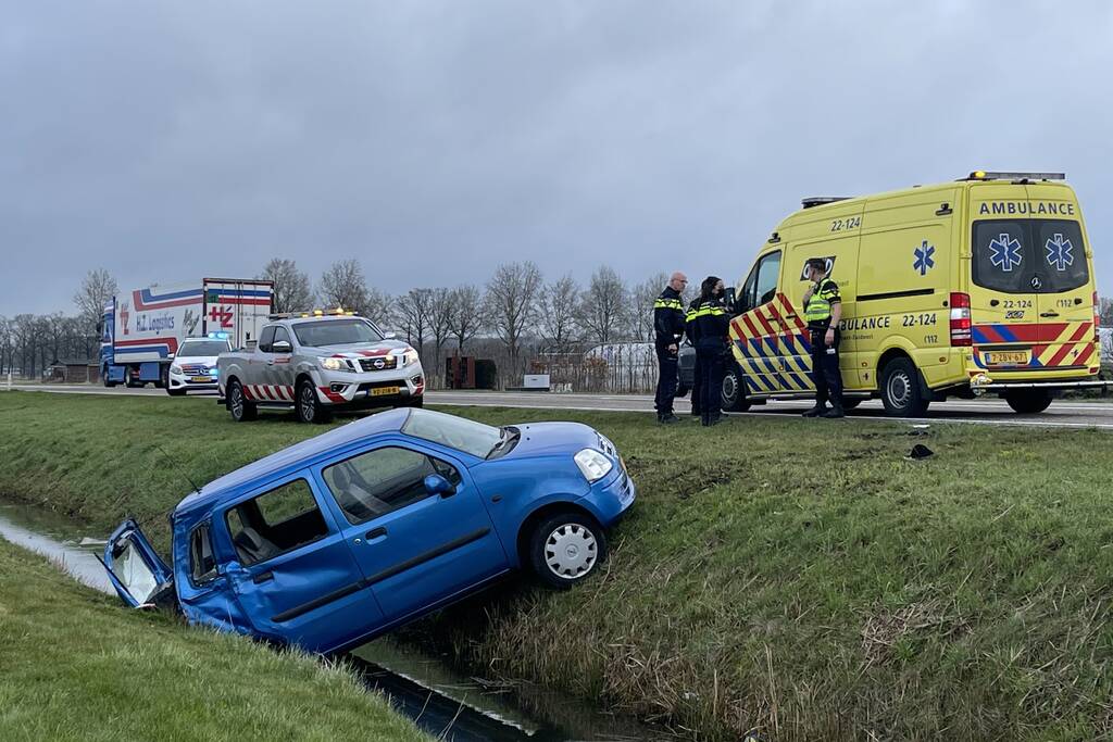 Auto belandt in de sloot na botsing met vrachtwagen