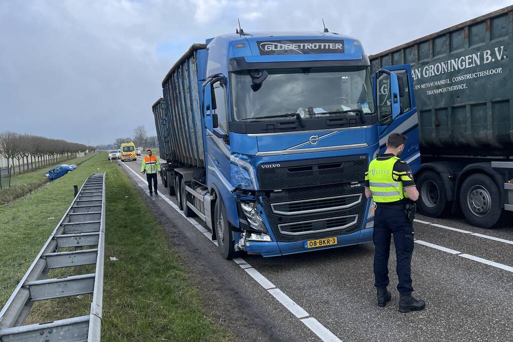 Auto belandt in de sloot na botsing met vrachtwagen