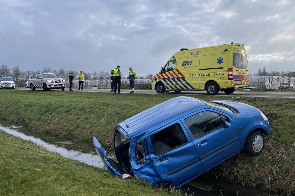 Auto belandt in de sloot na botsing met vrachtwagen