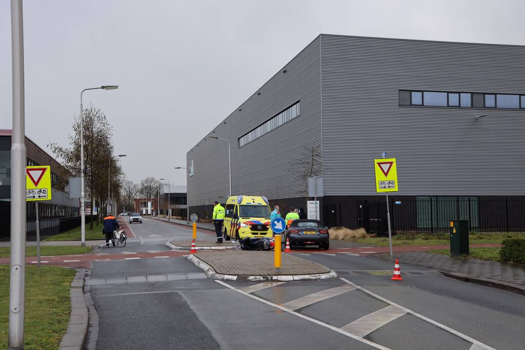 Scooterrijdster botst op auto