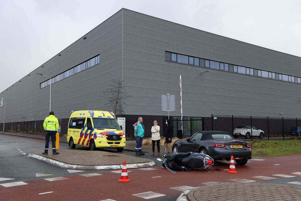 Scooterrijdster botst op auto
