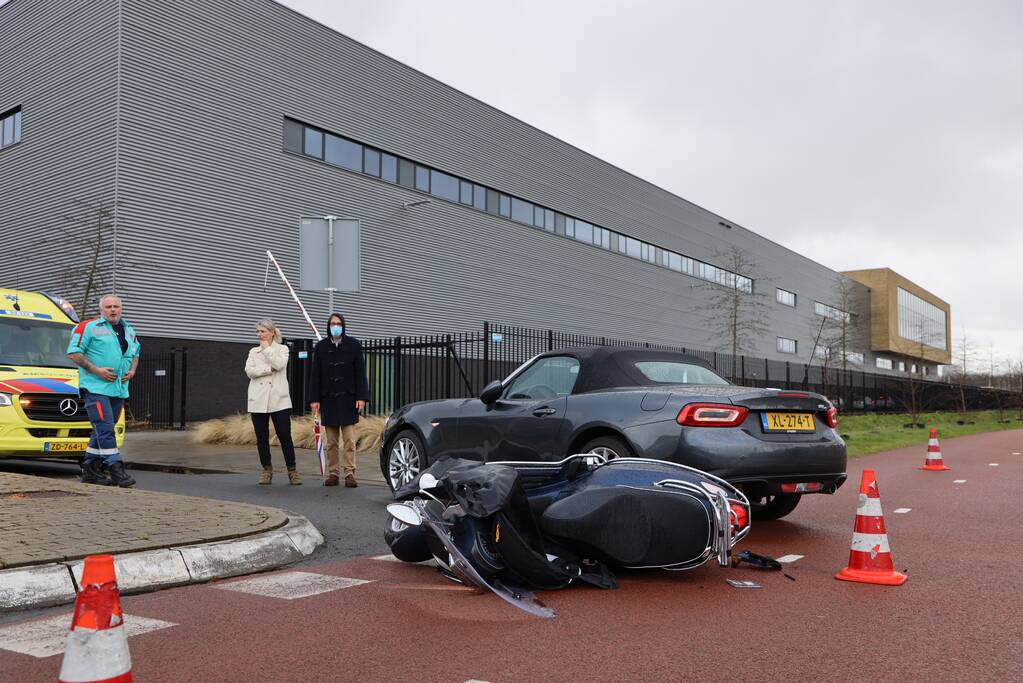 Scooterrijdster botst op auto