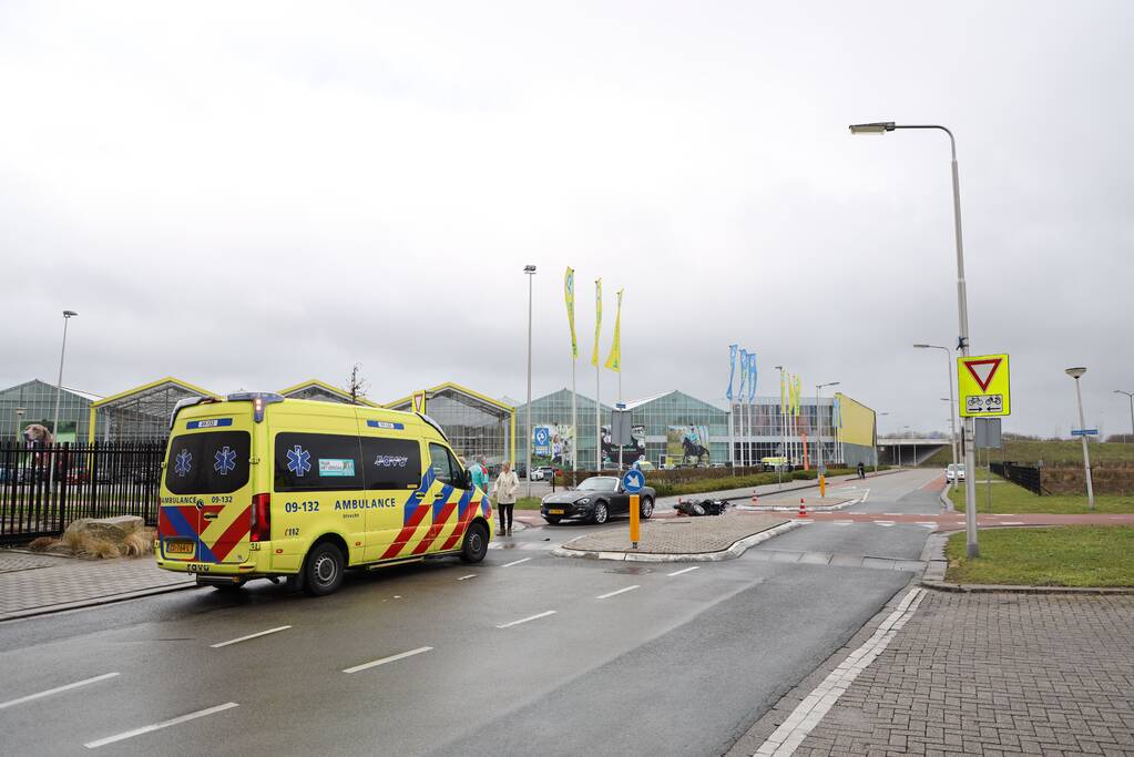 Scooterrijdster botst op auto