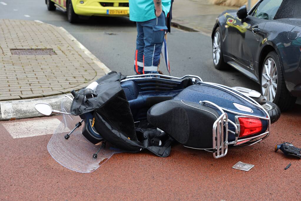 Scooterrijdster botst op auto