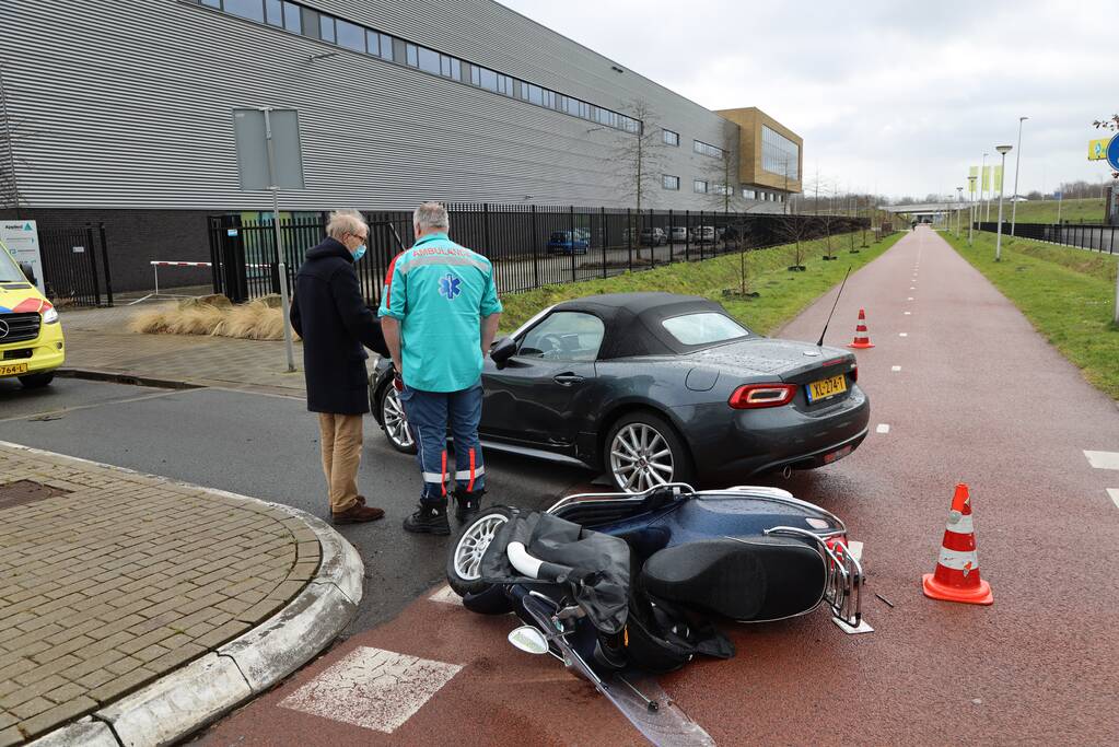 Scooterrijdster botst op auto