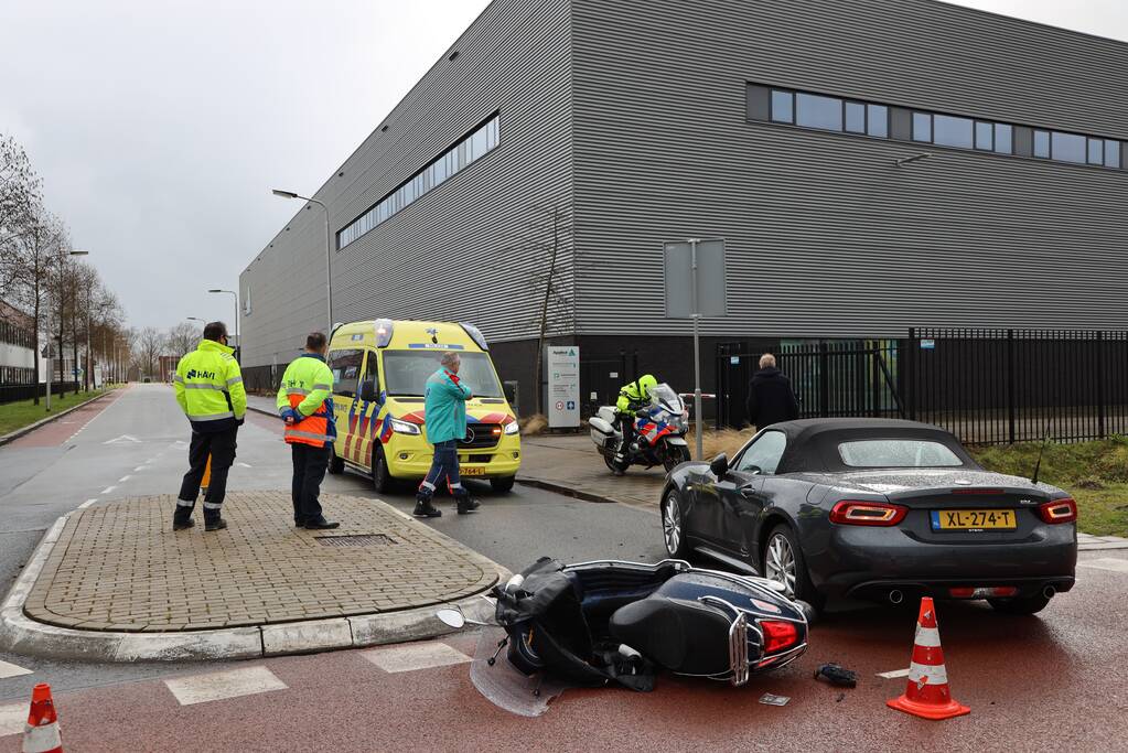 Scooterrijdster botst op auto