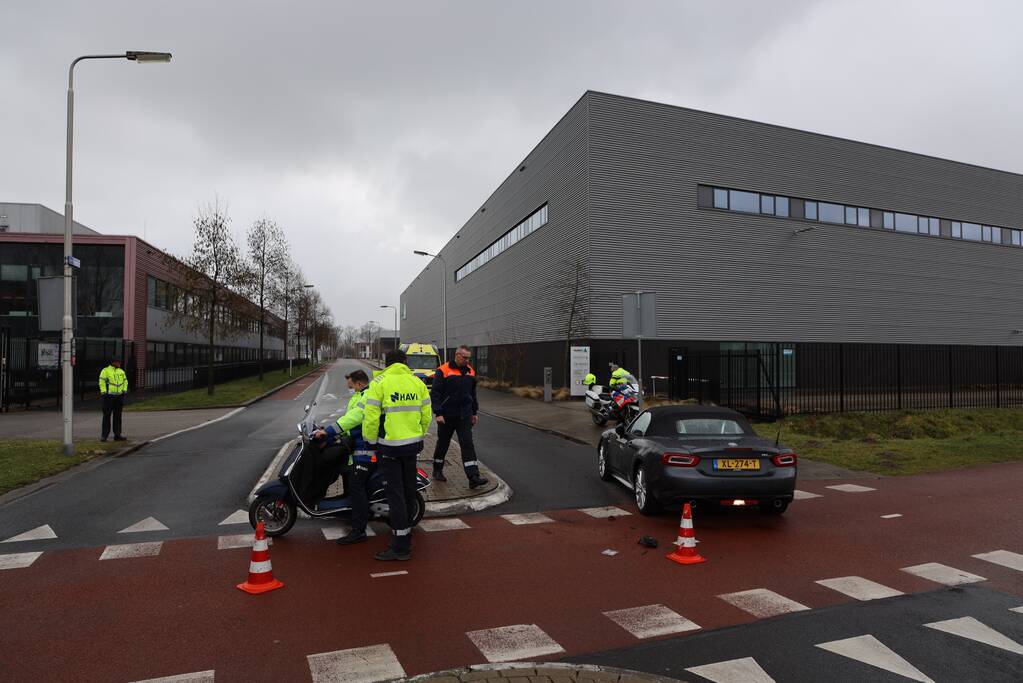 Scooterrijdster botst op auto