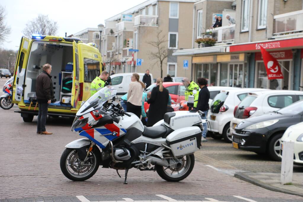 Fietser valt tegen auto en raakt gewond