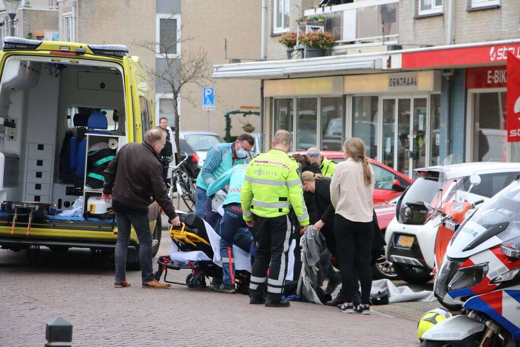 Fietser valt tegen auto en raakt gewond