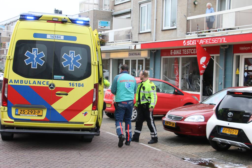 Fietser valt tegen auto en raakt gewond