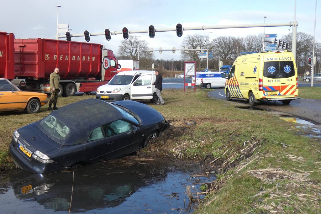 Auto belandt in sloot