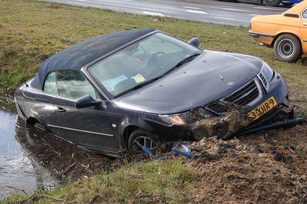 Auto belandt in sloot
