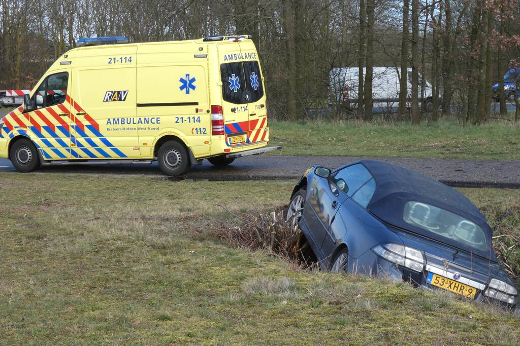 Auto belandt in sloot