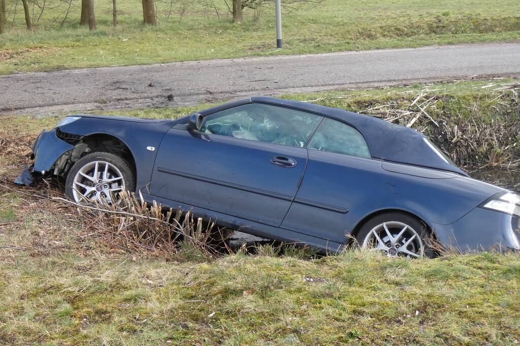 Auto belandt in sloot