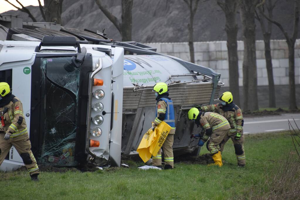 Hulpdiensten ingezet voor gekantelde vrachtwagen