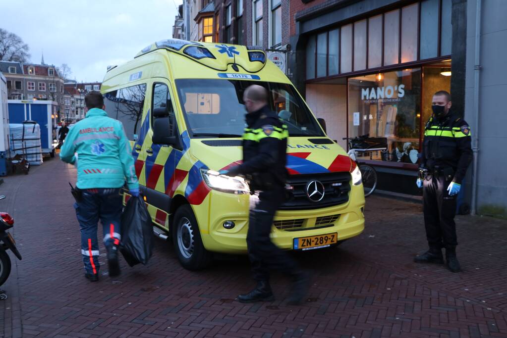 Persoon door omstanders uit water gered