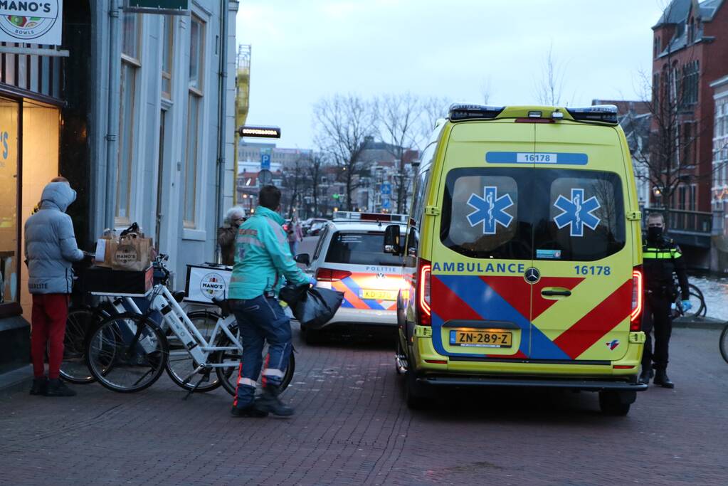 Persoon door omstanders uit water gered