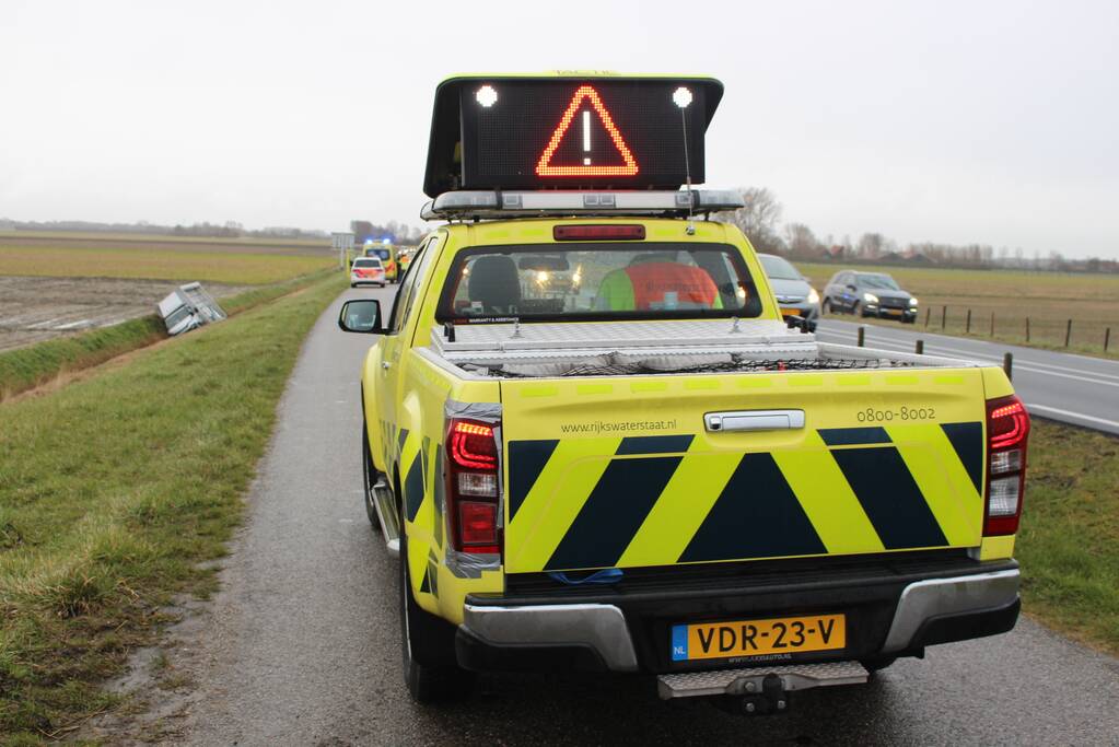 Bestelbus met glas belandt in sloot