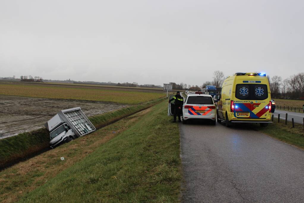 Bestelbus met glas belandt in sloot