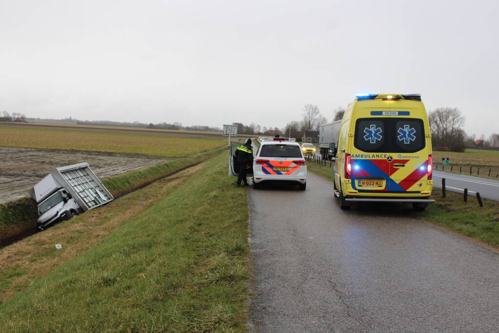 Bestelbus met glas belandt in sloot